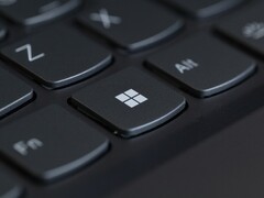 Közelkép egy fekete laptop billentyűzetéről, a Windows gomb élesre állítva