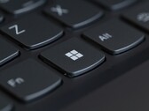 Közelkép egy fekete laptop billentyűzetéről, a Windows gomb élesre állítva