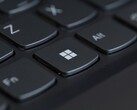 Közelkép egy fekete laptop billentyűzetéről, a Windows gomb élesre állítva