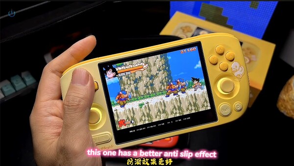 Az Ayaneo Pocket Air Mini B.Duck Edition sárga színben pompázik, a hozzá illő gombokkal és hüvelykujjasokkal.