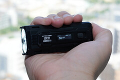 A Nitecore új EDC zseblámpája könnyen kézben tartható (Kép forrása: Andreas Sebayang/Notebookcheck.com)