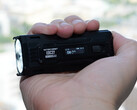 A Nitecore új EDC zseblámpája könnyen kézben tartható (Kép forrása: Andreas Sebayang/Notebookcheck.com)