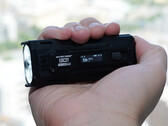 A Nitecore új EDC zseblámpája könnyen kézben tartható (Kép forrása: Andreas Sebayang/Notebookcheck.com)