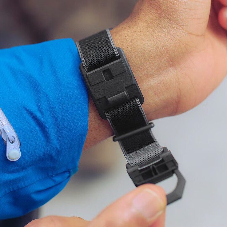 A mágneses csatot simán, egy kézzel nyithatja és zárhatja.