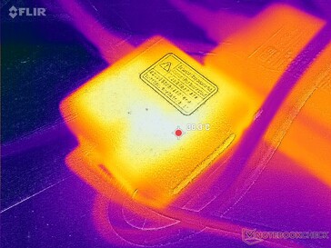 A hálózati adapter igényes terhelés esetén 38 C fölé melegszik