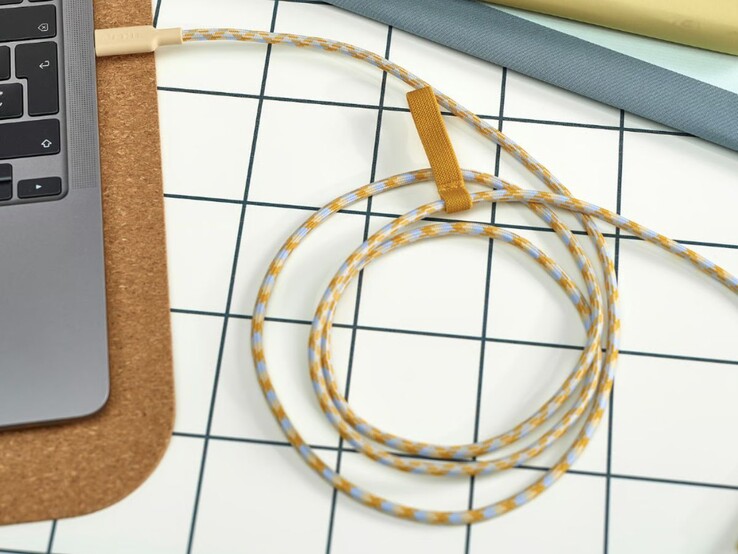 Az IKEA Rundhult USB-C USB-C kábel bézs/kék színben (Kép forrása: IKEA)