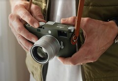 Az ikonikus Leica M11-P távolságmérő kamera Safari kiadása olívazöld színben lesz kapható (Kép forrása: Leica)