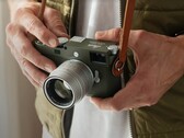Az ikonikus Leica M11-P távolságmérő kamera Safari kiadása olívazöld színben lesz kapható (Kép forrása: Leica)