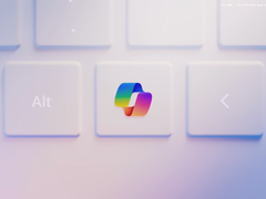 Stilizált Microsoft Copilot billentyű egy laptopon.