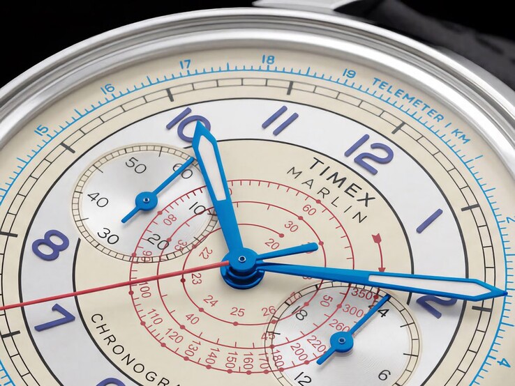 A Timex Marlin Neo Classic Chronograph közelképe, amelyen látható a réteges távmérő- és tachyméter-skálája, valamint a fényes mutatói.