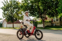 A Velotric Triker e-trike 750 W-os motorral rendelkezik, 90 Nm nyomatékkal és 1300 W csúcsteljesítménnyel (Kép forrása: Velotric)
