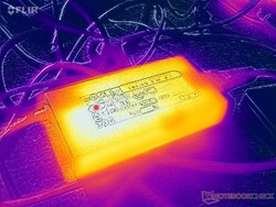 A hálózati adapter igényes terhelés esetén 35 C fölé melegszik