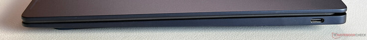 Jobb oldalon: USB-C 3.2 Gen. 2 (10 Gbps, DisplayPort 1.4, tápellátás 3.0)