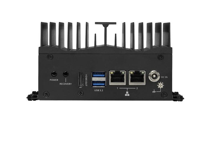 Az ipari mini PC számos I/O-csatlakozási lehetőséggel rendelkezik, beleértve a kettős gigabites Ethernetet is. 
