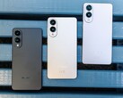 Három Samsung Galaxy Edge okostelefonok fekete, ezüst, és fehér kivitelben egymás mellé helyezett egy kék padon, bemutató az ultra-vékony hátsó kialakítás és a kettős kamera beállításHárom Samsung Galaxy Edge okostelefonok fekete, ezüst, és fehér kivitelben egymás mellé helyezett egy kék padon, bemutató az ultra-vékony hátsó kialakítás és a kettős kamera beállítás (Kép forrása: Notebookcheck)