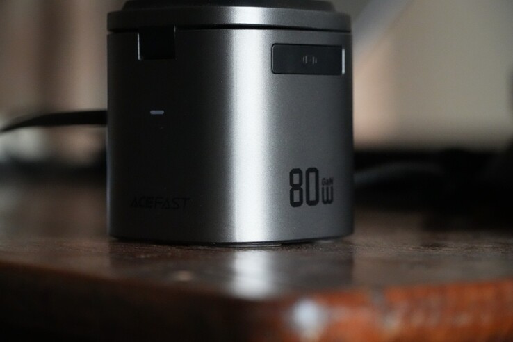 Az AceFast 6 az 1-ben 80 W-os töltőállomás kompakt formatervezésű
