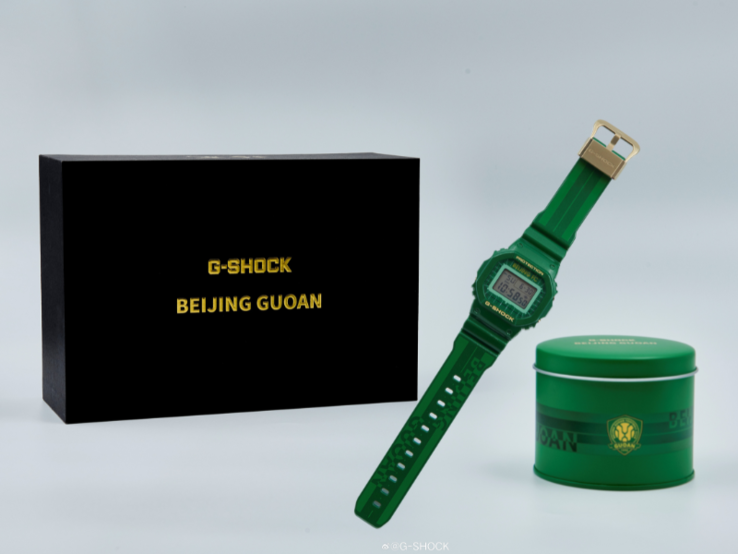 A G-Shock x Beijing Guoan Football Club karóra. (Kép forrása: Casio via Weibo)