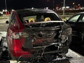 Sérült járművek egy salemi Tesla-kereskedésben. Letartóztatták a gyújtogatás gyanúsítottját (Kép forrása: Salemi Rendőrség)