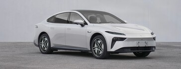 A Dongfengs eπ 007 szedán oldalnézetben, négy kerékagymotorral (Kép forrása: MIIT)