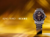 A King Seiko x Beams SDKA025 óra, a képen stilizált sárga-narancs háttér előtt. (Kép forrása: PR Times JP)