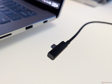 Mágneses USB-C-kábel közelről. Figyelje meg a kissé vastagabb csatlakozót, amely a legtöbb más USB-C-porttal nem kompatibilis