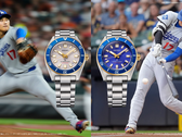 A képen a Seiko Prospex SBDC222 és SBDC224 órák Shohei Ohtani két fotójával szemben.