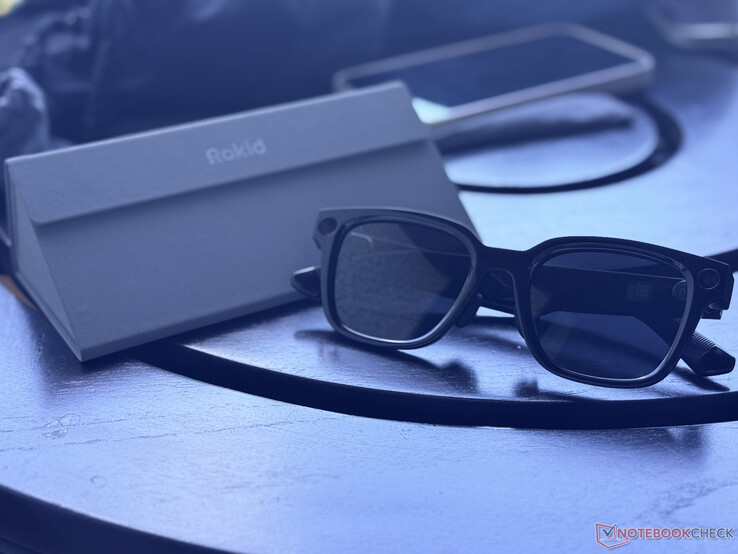 A Rokid AI Glasses Style az összecsukható hordtáska mellett