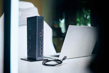 Sokoldalú elhelyezés: Az Aorus AI Box függőlegesen is elhelyezhető, így helyet takarít meg az asztalon, és könnyen hozzáférhetővé teszi a hátsó Thunderbolt 5 portokat, a HDMI 2.1-et, a három DisplayPortot és az Ethernet-csatlakozót.