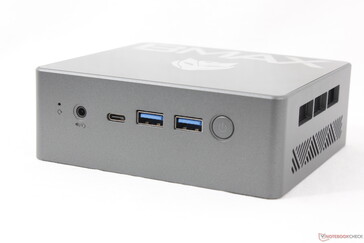 Elöl: USB-C w/ Power Delivery + DisplayPort, 2x USB-A 3.0, bekapcsológomb, bekapcsológomb