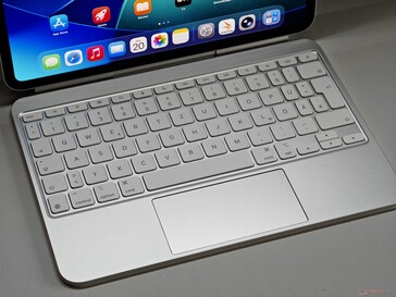 Kényelmes billentyűzet és trackpad...