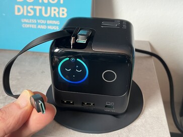 2x USB Type-C (egyenként 100W)