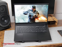 XMG Apex 17 egy asztalon