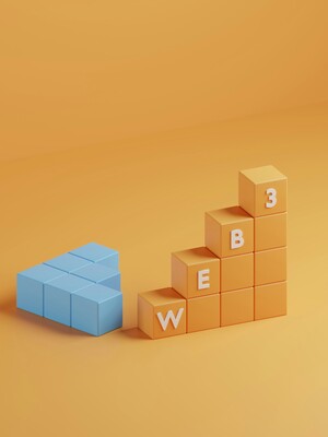 Stilizált 3D blokkok alkotják a "Web3" kifejezést, amely egyszerre szimbolizálja a decentralizált játéktér ambícióját és szerkezeti összetettségét (Kép forrása: Shubham Dhage via Unsplash)