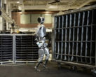 Az Atlas az emberi mozgáshoz hasonlóan mozog (Kép forrása: Boston Dynamics/YouTube)
