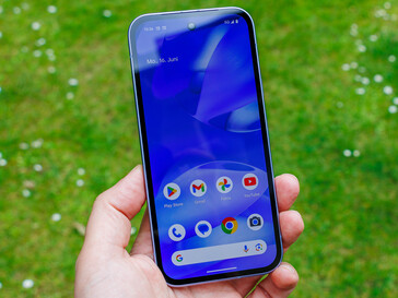 A Google Pixel 9a kültéren