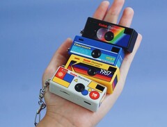 A Kodak Charmera, a képen hét színváltozatból négyben látható, valóban kulcstartó fényképezőgép (Kép forrása: Kodak)