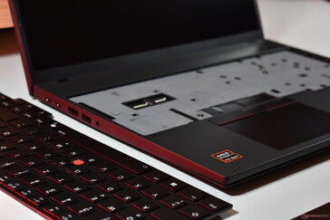 Lenovo ThinkPad P16s Gen 4 AMD a billentyűzet eltávolításával