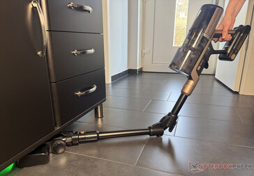 A hajlítható cső megkönnyíti a bútorok alatti tisztítást