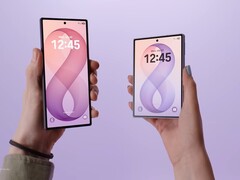 A Samsung 2026. július végén hozta forgalomba a Galaxy Z Fold8 Ultra (balra) és a Galaxy Z Fold8 (jobbra) modelleket.