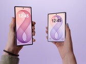 A Samsung 2026. július végén hozta forgalomba a Galaxy Z Fold8 Ultra (balra) és a Galaxy Z Fold8 (jobbra) modelleket.
