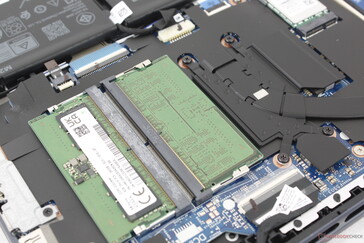 Hozzáférhető 2x SODIMM bővítőhely. Tesztkészülékünkön enyhe elektronikai zajokat észlelhetünk