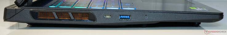 Balra: Thunderbolt 4, USB 3.2 Gen1 Type-A