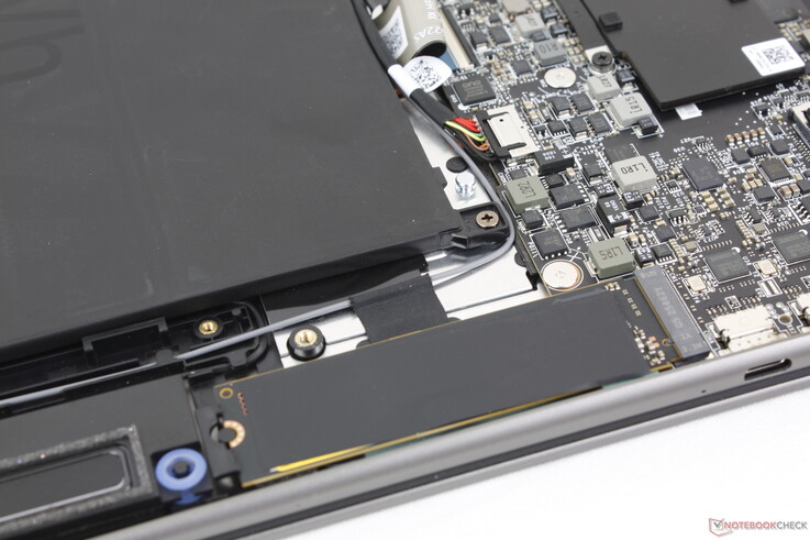 Ezúttal csak egyetlen M.2 2280 PCIe4 x4 PCIe4 foglalat van