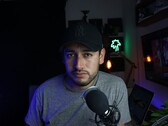 Tartalomkészítő otthoni stúdiójában mikrofonnal és kamerával, a YouTube Partnerprogram bemutatására