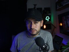 Tartalomkészítő otthoni stúdiójában mikrofonnal és kamerával, a YouTube Partnerprogram bemutatására