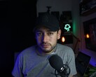 Tartalomkészítő otthoni stúdiójában mikrofonnal és kamerával, a YouTube Partnerprogram bemutatására