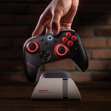 A 8BitDo Ultimate 2 Bluetooth - NES 40th Limited Edition egyedi festéssel rendelkezik, amelyre nevezetes dátumokat nyomtattak. (Kép forrása: 8BitDo)
