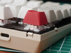 A Keychron C1 Pro 8K-t műanyag klipszek tartják össze, de szerszámok nélkül könnyen szétszedhető. 