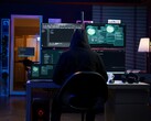 Egy csuklyás kutató több képernyőn dolgozik egy sötétített berendezésben. Általános hacker a képen.