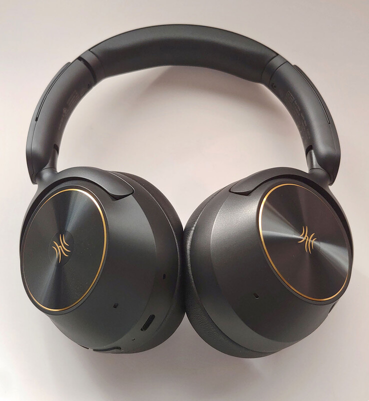 Mindkét fülkagylóban egy-egy zajszűrő mikrofon található, egy hívásmikrofon pedig az USB-C port közelében. (Kép forrása: Notebookcheck)